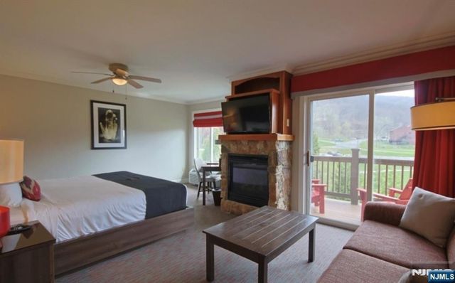 2 Chamonix Drive 427, Vernon, NJ 07462