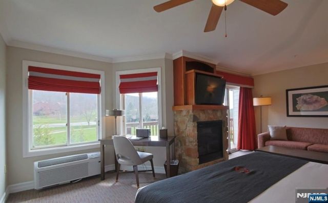 2 Chamonix Drive 427, Vernon, NJ 07462