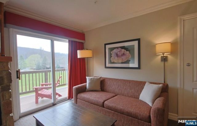 2 Chamonix Drive 427, Vernon, NJ 07462