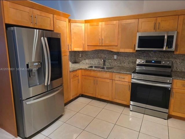 7692 NW 178th Ter, Hialeah, FL 33015
