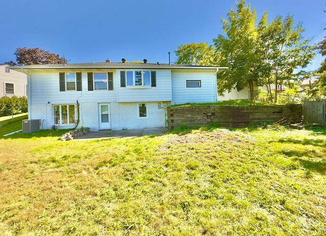 1979 Memory Lane, North Saint Paul, MN 55109