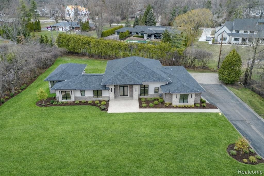 7400 Melody Lane, Bloomfield Hills, MI 48301