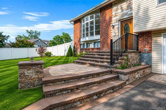 3 Richlee Drive, East Northport, NY 11731