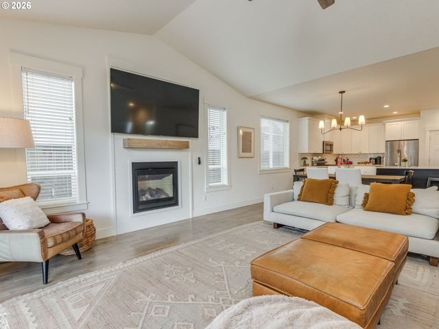 2893 4TH St, Hubbard, OR 97032