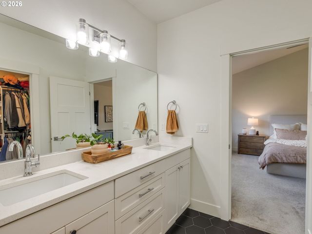 2893 4TH St, Hubbard, OR 97032