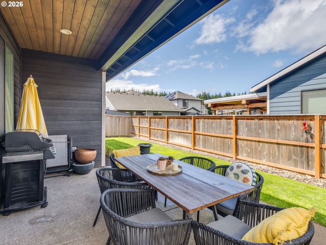2893 4TH St, Hubbard, OR 97032
