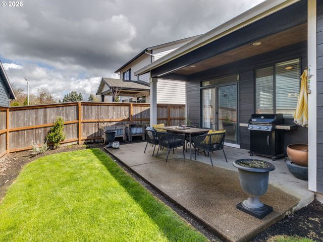 2893 4TH St, Hubbard, OR 97032