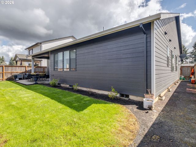 2893 4TH St, Hubbard, OR 97032