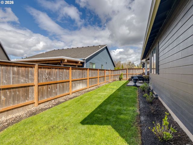 2893 4TH St, Hubbard, OR 97032