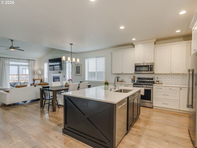 2893 4TH St, Hubbard, OR 97032