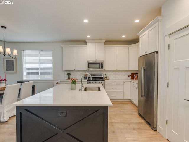 2893 4TH St, Hubbard, OR 97032