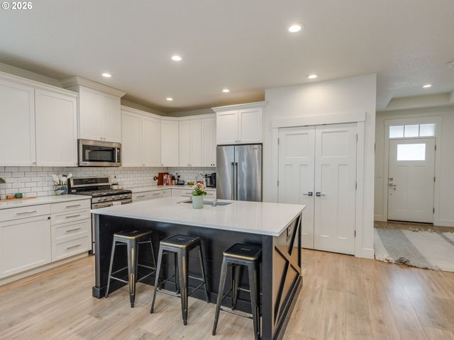 2893 4TH St, Hubbard, OR 97032