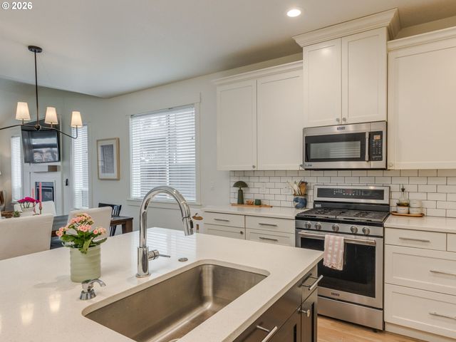 2893 4TH St, Hubbard, OR 97032