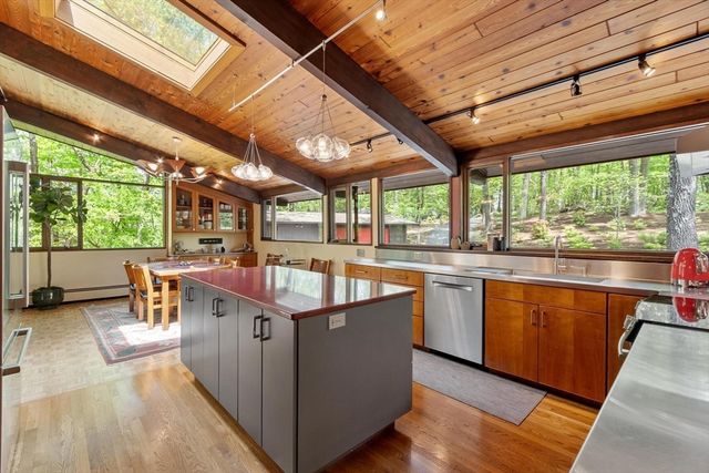 518 Annursnac Hill Rd, Concord, MA 01742