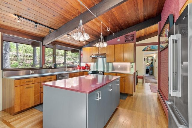 518 Annursnac Hill Rd, Concord, MA 01742