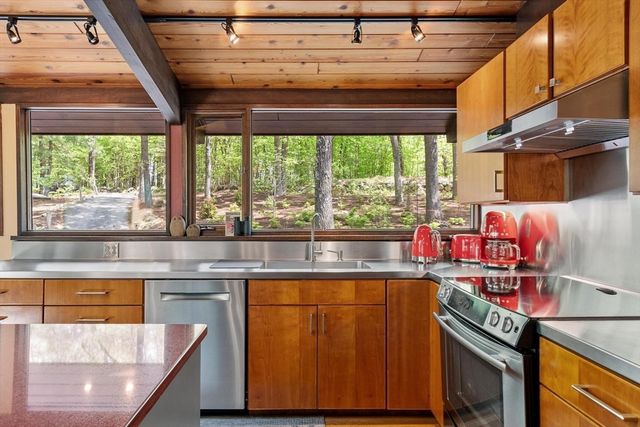 518 Annursnac Hill Rd, Concord, MA 01742