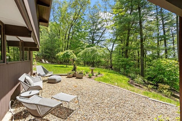 518 Annursnac Hill Rd, Concord, MA 01742