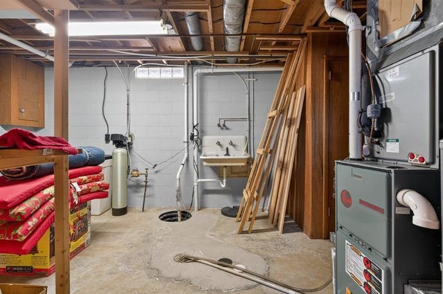 2218 Castle Street, Waterloo, IA 50701