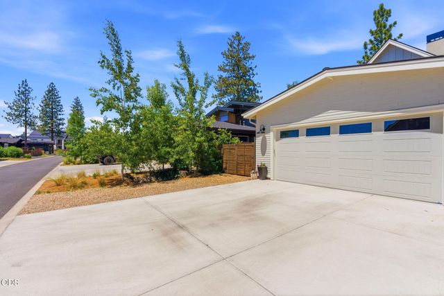 3113 NW Blodgett Way, Bend, OR 97703