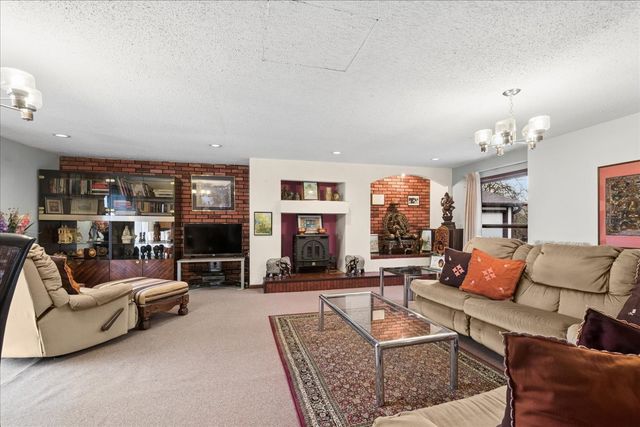 609 Forest Edge Lane, Des Plaines, IL 60016