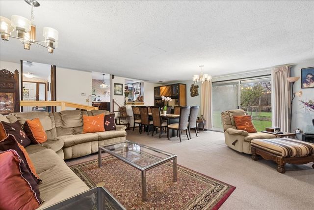 609 Forest Edge Lane, Des Plaines, IL 60016