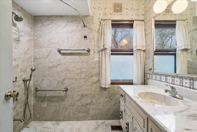 609 Forest Edge Lane, Des Plaines, IL 60016
