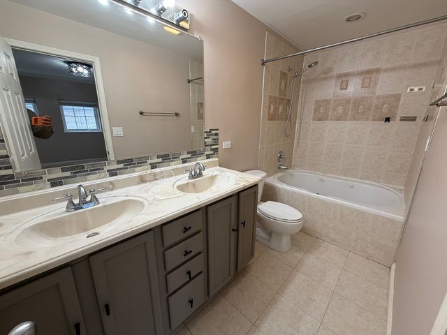 183 N Des Plaines River Road E2, Des Plaines, IL 60016