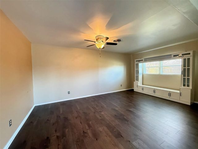 106 S Magnolia Street, Lake Jackson, TX 77566