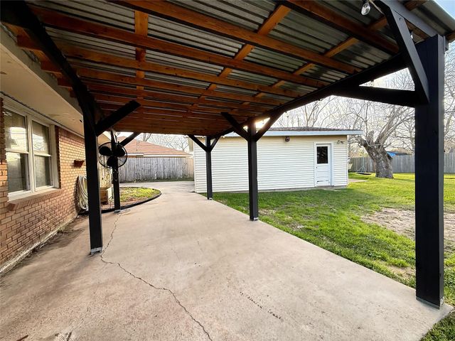 106 S Magnolia Street, Lake Jackson, TX 77566