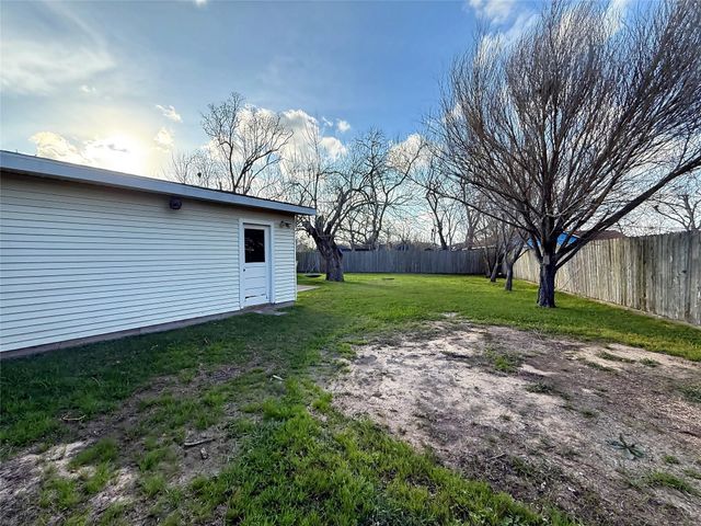 106 S Magnolia Street, Lake Jackson, TX 77566