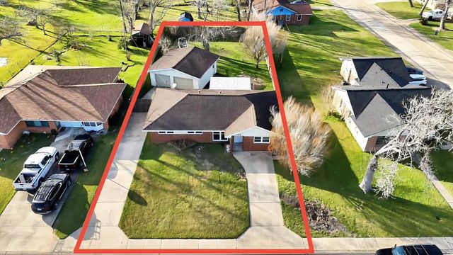 106 S Magnolia Street, Lake Jackson, TX 77566