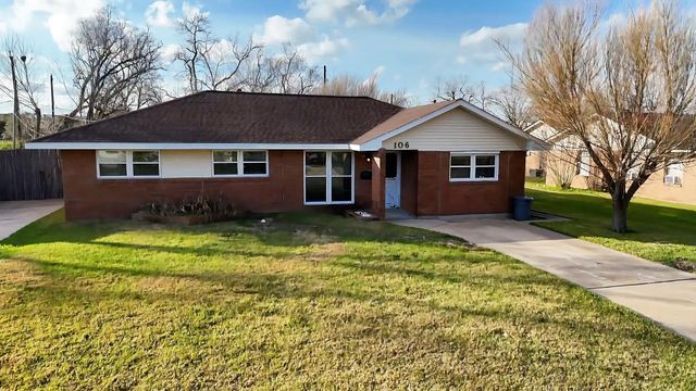 106 S Magnolia Street, Lake Jackson, TX 77566