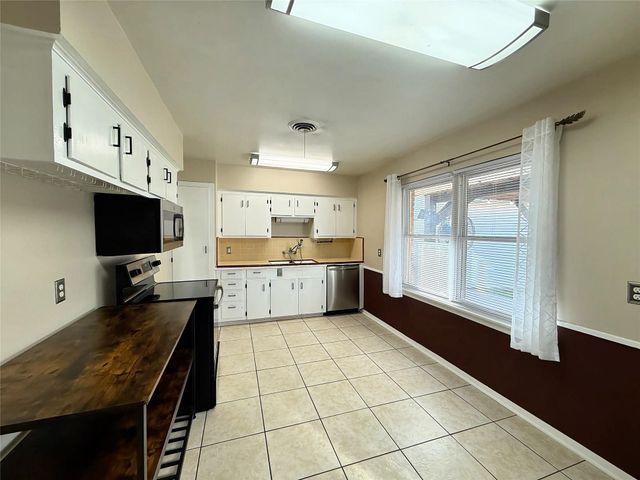 106 S Magnolia Street, Lake Jackson, TX 77566