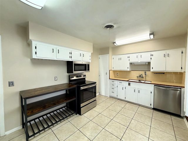 106 S Magnolia Street, Lake Jackson, TX 77566