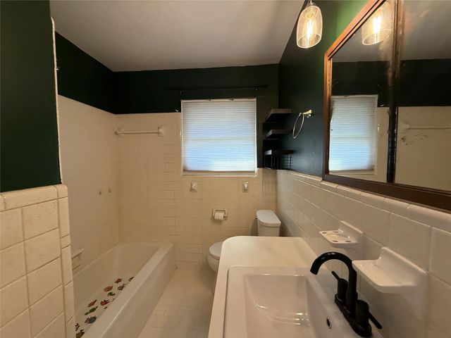 106 S Magnolia Street, Lake Jackson, TX 77566