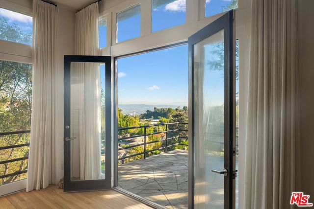 9314 Lloydcrest Drive, Beverly Hills, CA 90210