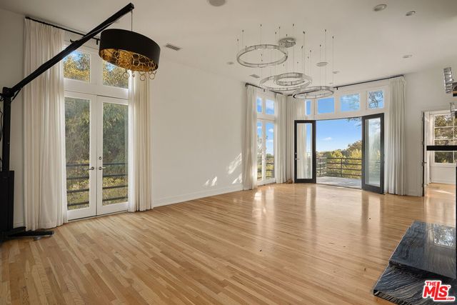 9314 Lloydcrest Drive, Beverly Hills, CA 90210