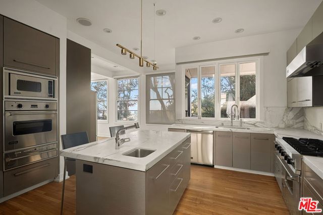 9314 Lloydcrest Drive, Beverly Hills, CA 90210