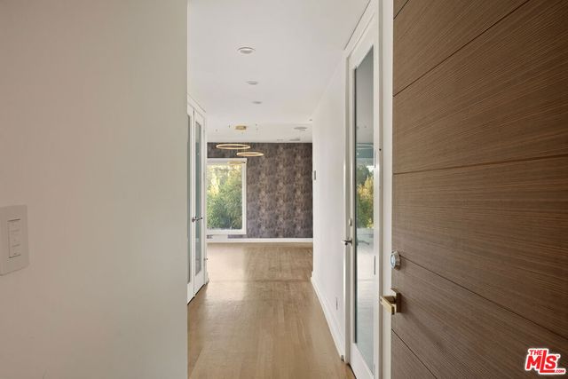 9314 Lloydcrest Drive, Beverly Hills, CA 90210