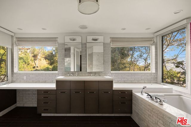 9314 Lloydcrest Drive, Beverly Hills, CA 90210