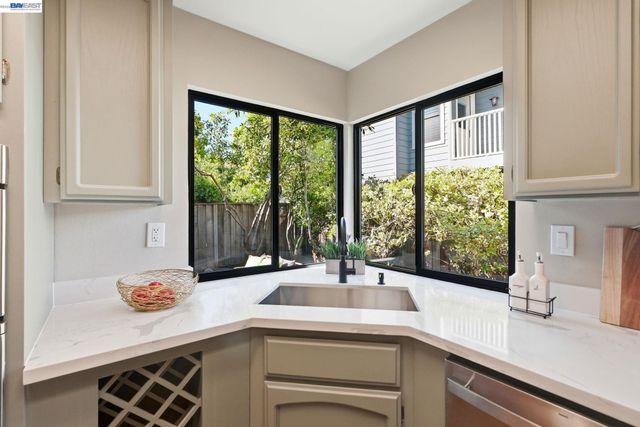 29 Captains Dr, Alameda, CA 94502