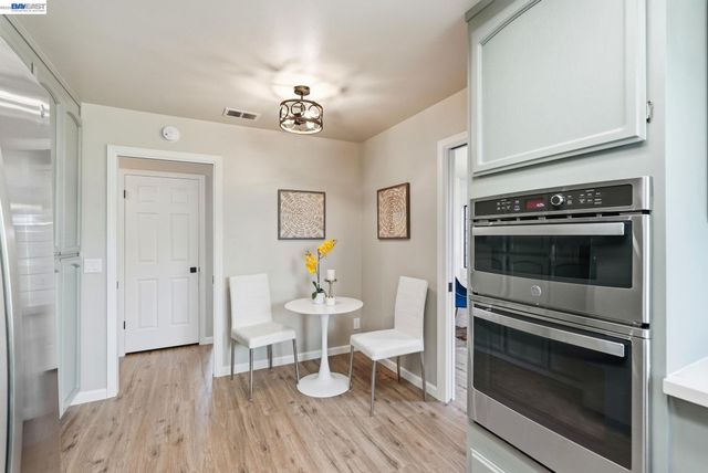 29 Captains Dr, Alameda, CA 94502
