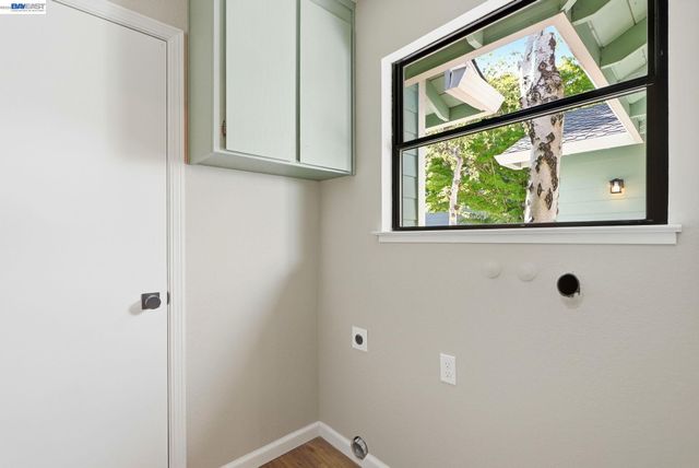 29 Captains Dr, Alameda, CA 94502