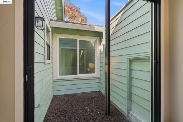 29 Captains Dr, Alameda, CA 94502