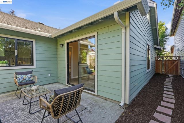 29 Captains Dr, Alameda, CA 94502