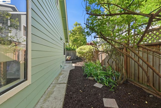 29 Captains Dr, Alameda, CA 94502