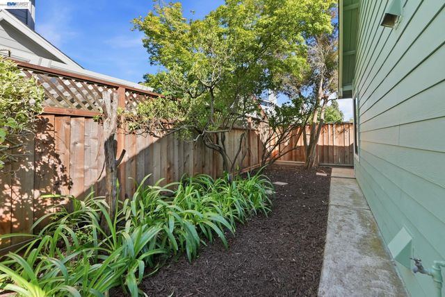 29 Captains Dr, Alameda, CA 94502