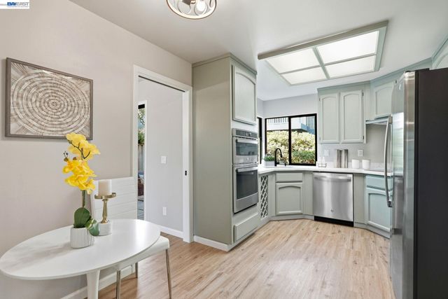 29 Captains Dr, Alameda, CA 94502