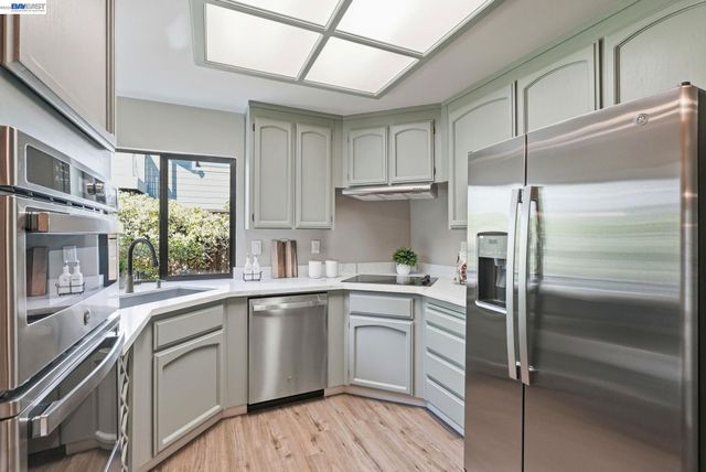 29 Captains Dr, Alameda, CA 94502