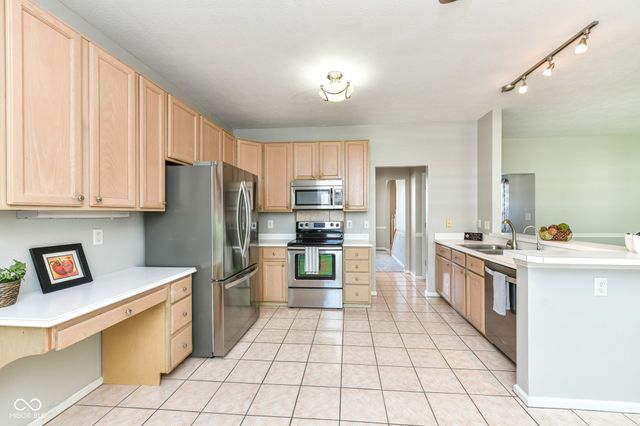 7942 Red Sunset Way, Avon, IN 46123